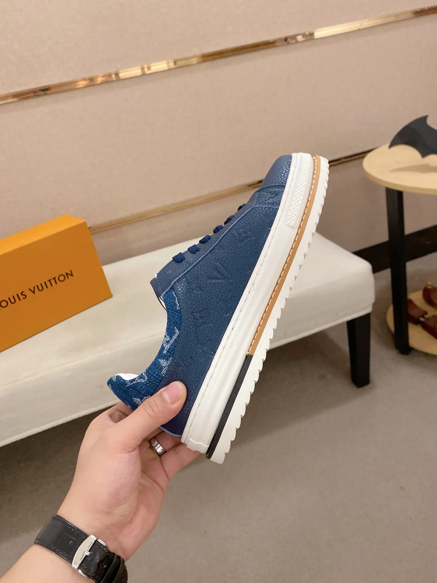Men's shoes💰 420💰louis vuitton (Louis Vuitton/lv)🔍🔍The new counters are on sale at the same time. The uppers are imported from Italy. ⃣️Re-engraved🇮🇹💪💪, ⚠Sole: The original sole is specially provided by the original factory, the exclusive movable molded sole is super comfortable, ⚠Original and single goods 🔍high quality, you can enter and leave the counter at will, welcome to compare⚠. Code number: 38-44 (45/customized, non-refundable)